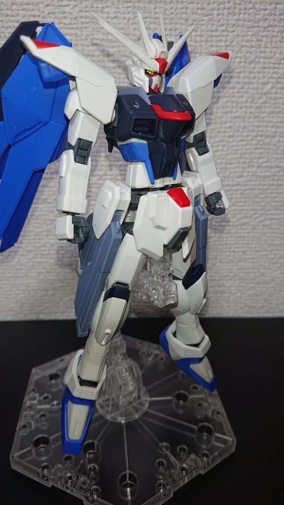 延長した部分として
胴体、青い部分で2ミリ延長
足、スネの部分で3ミリ延長
バックパックとの接続部に3ミリのプラ版を挟む
アンテナを0.3ミリプラ板で覆って大型化