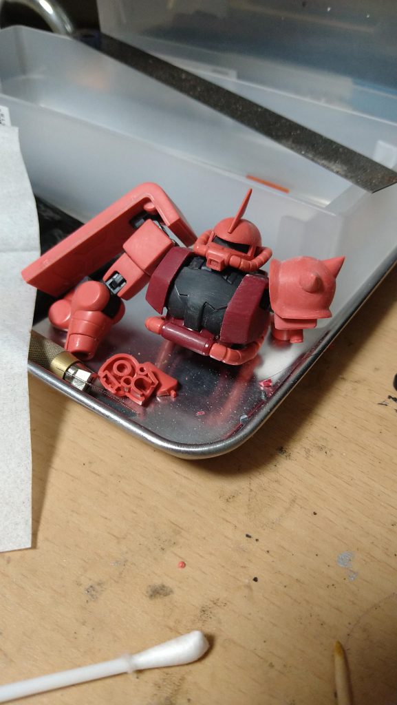 今回は、最近の過剰ディテールに若干疲れたので、ヤスリで擦りまくって、どれだけ形状を変えられるかという、コンセプトで作り始めました