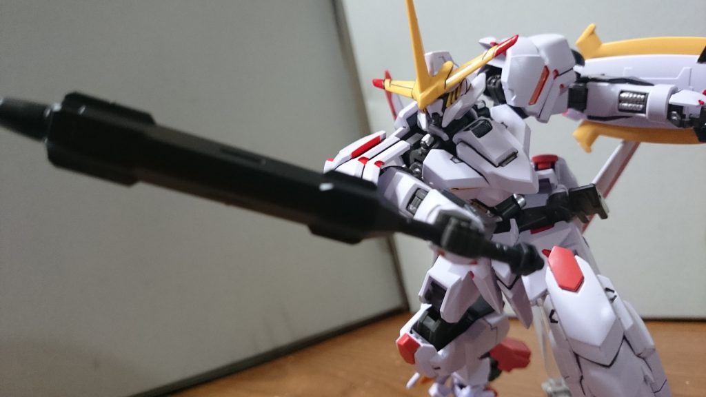 ・スマートメイスホント、バルバトスのと比べるとスマートで小振りになったっスねちなみにライフルとメイスはサイドアーマーにマウント出来るっスではエフェクトを交えてアクションっス~