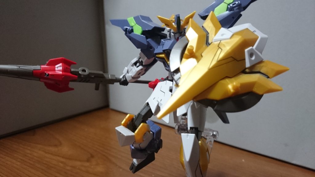 ・AS-1215 イージスシールドこちらは底面の丸いパーツと、腕等に取り付けるジョイントがインジャスティスウェポンズからの流用っス。金色の新規パーツはイージスのシールドを思わせる形状っスね。…………戦闘機に投擲しないと…