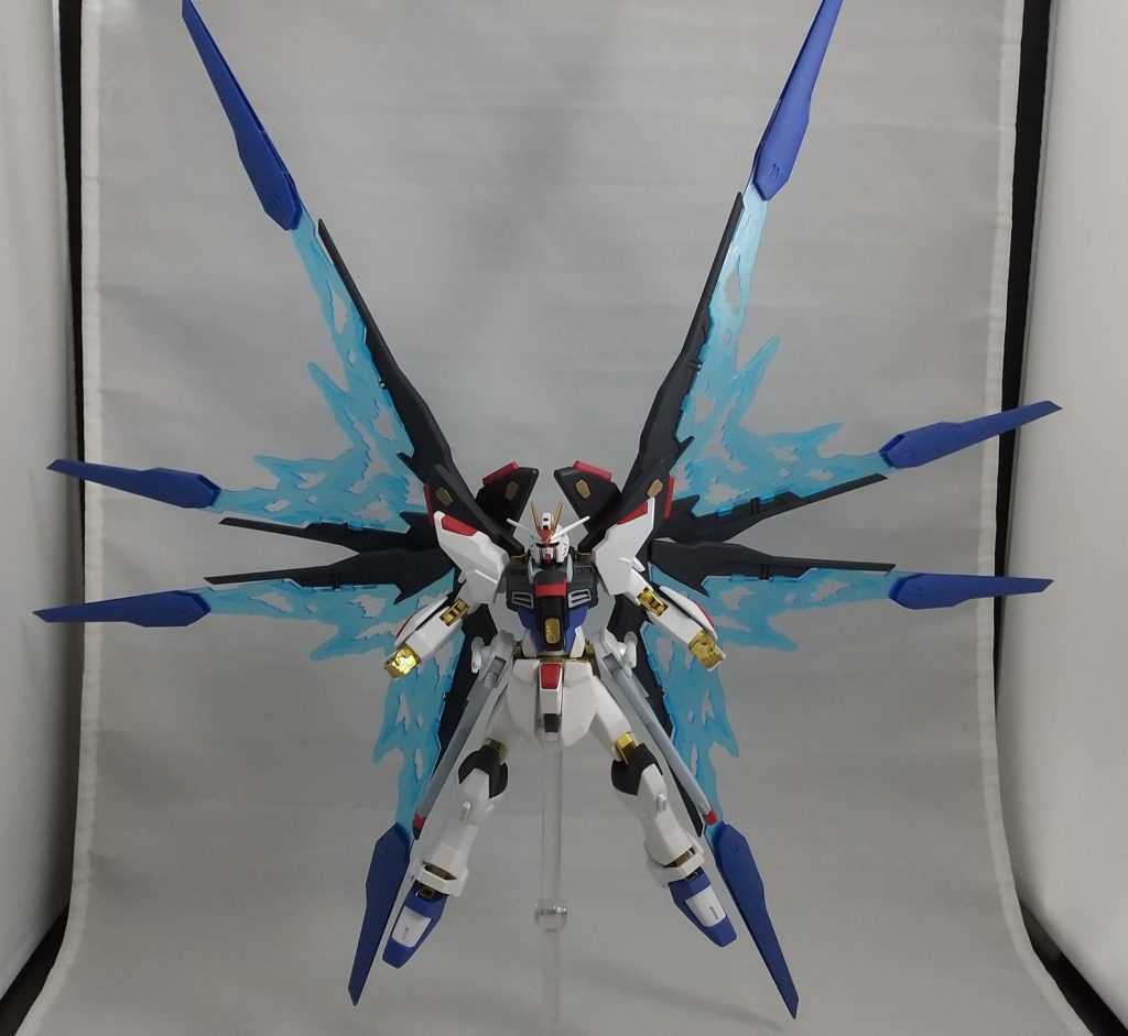 ドラグーン射出。翼エフェクトには軽くホワイトパールを吹き付けました。もう少し大きい撮影ブースが欲しい。