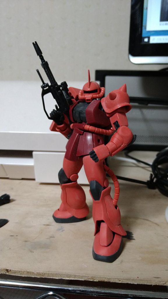 大きく加工したのは、頭部の庇部分の角度を変えて、目付きを悪くしましたが、実際メインカメラ半分隠れてますよねこれだと、ちなみに目の部分は、穴を開けて、透明レジンで作りましたがわかりにくいなぁ、キラテープの方が良かったかなぁ?