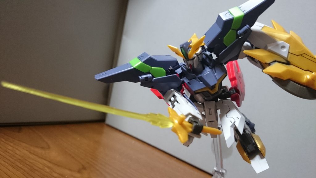 ・KT-RO1B レーヴァテイン ビームレイピア柄パーツは基本シールドの裏にマウントされてるっス。また他の形態でも使用するエフェクトパーツは忍パルスビームズからの流用っスね。成形色が無色からクリアイエローに変更されてるっス