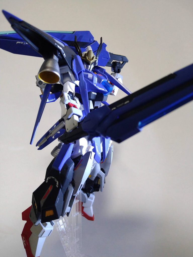 大型実体剣×2斬られるととてつもなく痛いです。こんな大きなもので二刀流なんてしたら慣性でえらいことになりそうですが肩とかのバーニアとかで何とかなるでしょう。ハサミモードは軸が折れたし使い方もよくわからないのでオミットです。最後までご覧いただきありがとうございます。リライズ最終回に間に合わせようと(間に合わなかった)して途中で製作放棄していたものを急いで完成させたので製作過程やら塗装前の写真やらがないです。装備も現状これしかないのでいずれ何種類か作りたいですね。