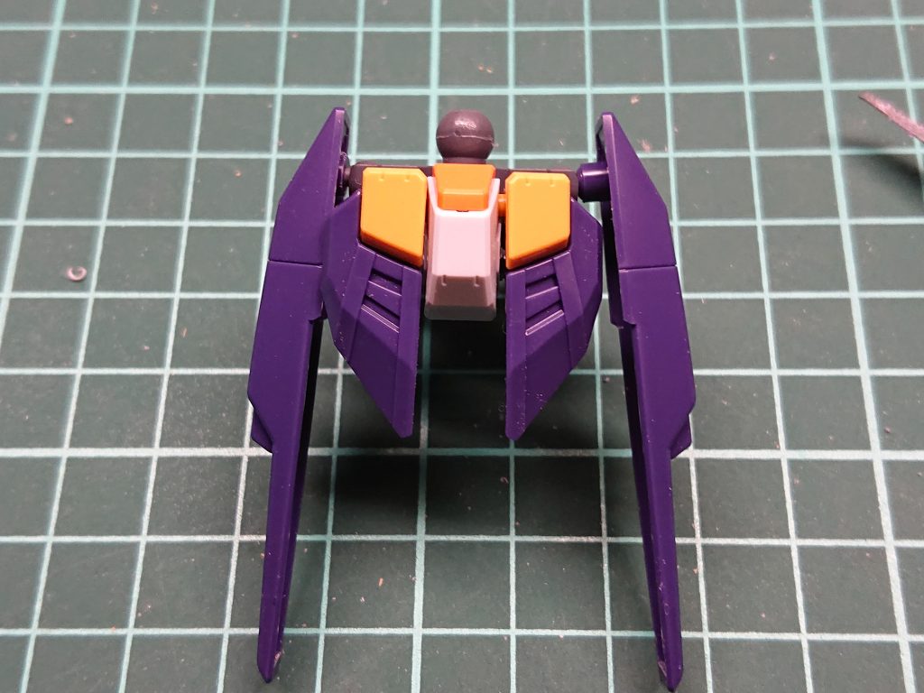 サイドアーマーが離れすぎていたような気がしたので短縮して胴体に近づけました。簡単に行える作業なのでオススメです。