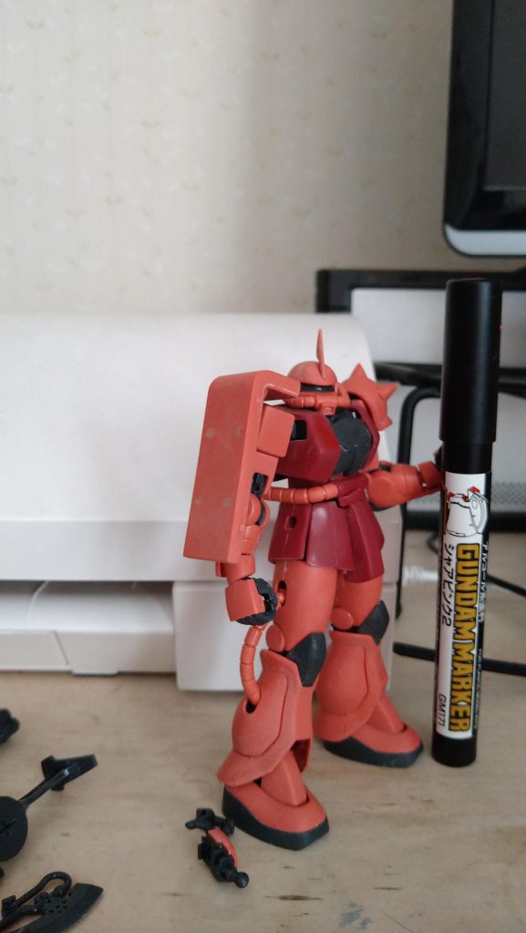 全身はシャアピンク2でエアブラシにて塗装、暗い赤い部分も調色した適当な赤で塗装しました、後はシールドの穴を埋めて、アニメっぽくしたかったので、シールドもモールドモールド埋めました