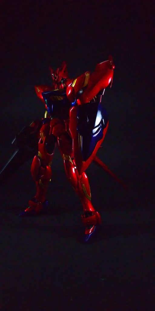 光量や光の当て方を変えると見え方がすごく変わってくるのがキャンディ塗装の面白いところですよね！まずは暗めの写真です。
光の当たる部分が綺麗に赤色を発色していてとてもいいですね！