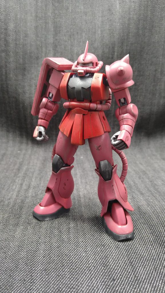 今回は、余っていた塗料があったので、ザク色はそれで塗装しています、グレー部分も3色位違う色使ってたりしますが、あんまり目立ちませんね