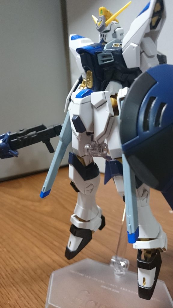 ・ガンダムフリーダムナイト基本パーツは・HGCEストフリ本体(の首から下)・HGBD:Rジャスティスナイト(の頭部のみ。ただし顎の赤いパーツはインジャスティスウェポンズの青いパーツとイレカエ)・HGBDインジャスティスウェポンズっス！この中で唯一ストフリのみ塗装の必要があるんスけど、・ブルー➡ブラック・レッド➡ブルー(本来の作例のブルーはインジャスティスウェポンズに合わせたブルーっスけど、今回作ったものはガンマカのブルーをそのまま使ってるっス)くらいなんで、簡単に再現出来るっス。……まぁ、ジャスティスナイトを頭部しか使わないというゼータクなアレなんで、自分はジャスティスナイトを新たに購入して、首から下の部分を作り直したっス