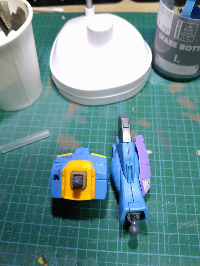 最近のキットなので、極力合わせ目が出来ないようにはなってますが、目立つ箇所はナイフによるカンナがけでスジボリ風に。