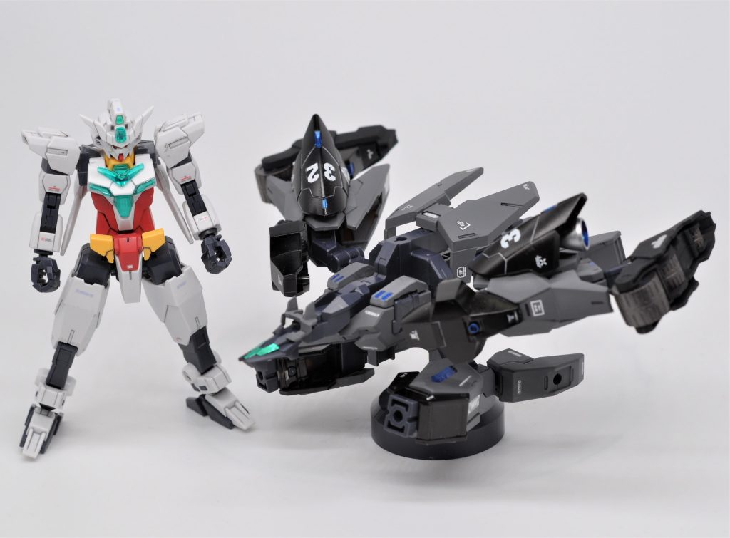 コアガンダムⅡは先日作ったユーラヴェンガンダムのものです。サターンアーマーはセガサターンの外装色であるつや消しグレーとグロスブラックをメインに塗装。差し色として、電源ボタンやリセットボタンのブルーを使いました。メイン色が地味めな色なので、メタリックブルーを使っています。ジェネレータが足にあると仮定して、サターンのメインCPUである32bitCPUを模したデカールを貼っています。