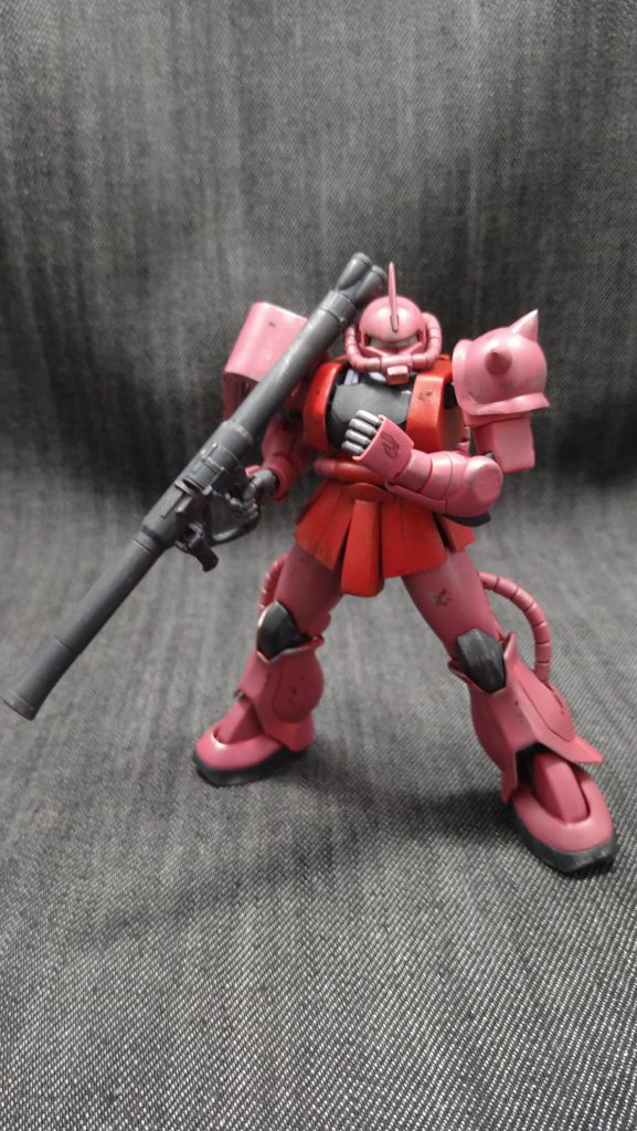 武器はザクバズーカ等を作ってますが、ドライブラシをしたくらいでシンプルにストレートで組んでます