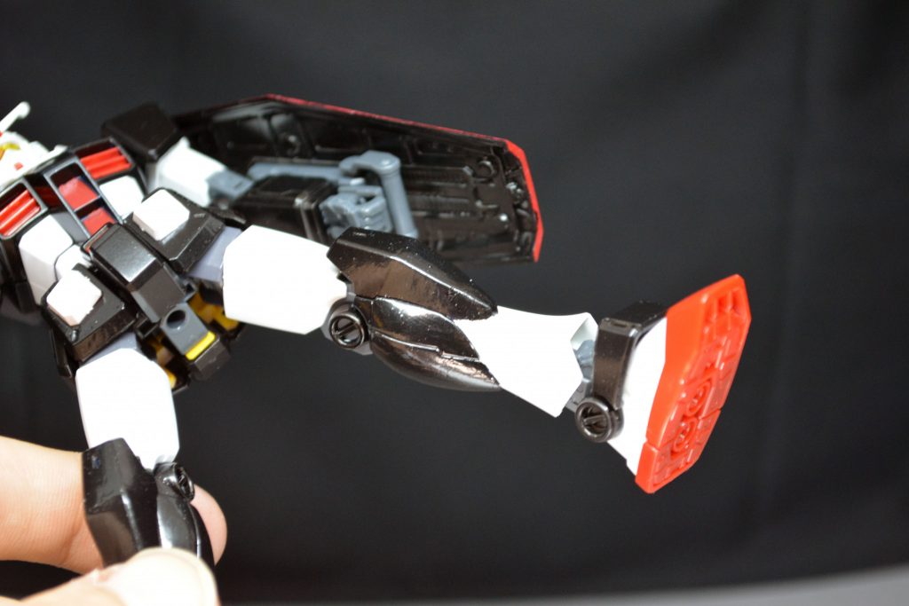 ## 膝
膝のスラスターは溶きパテで埋めました。