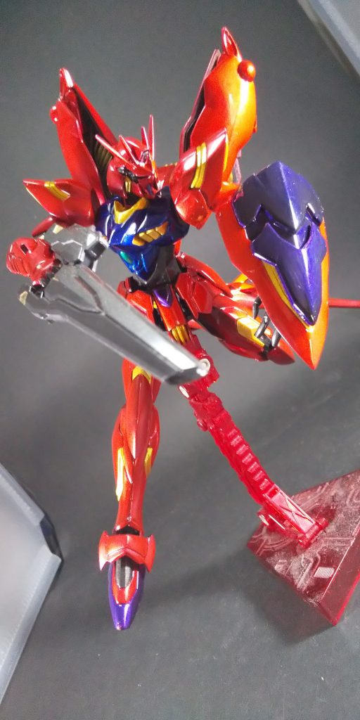 アクションポーズその1です！
シールドの紫がいい色を出してますね