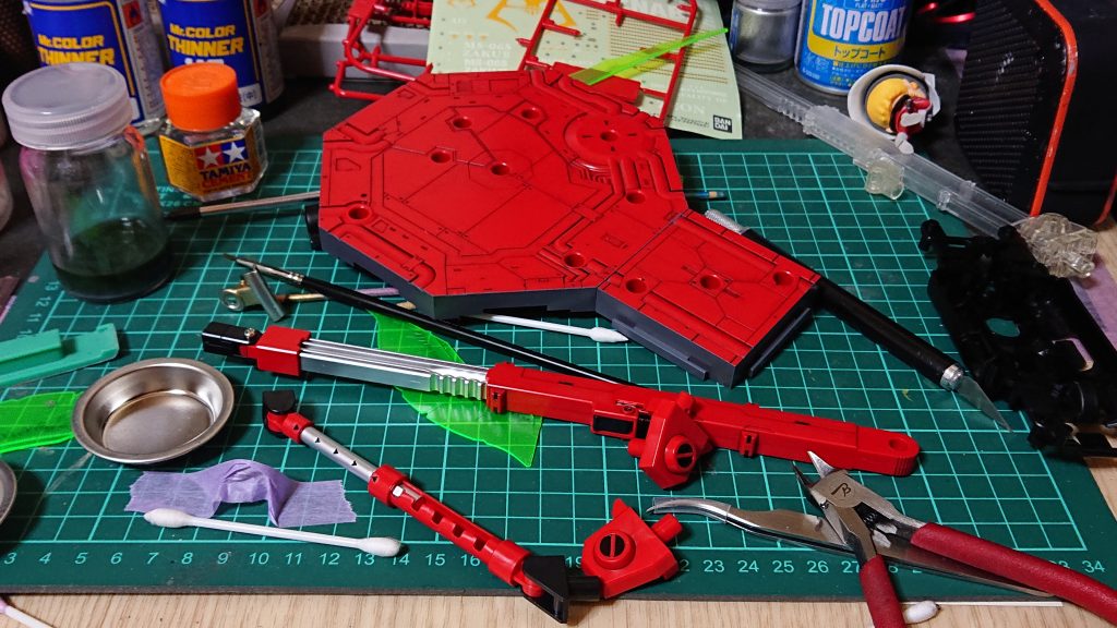 イベント用にアクションベース1 シャアVer.を追加で制作中。機体に負けないよう部分塗装とスミ入れしました。