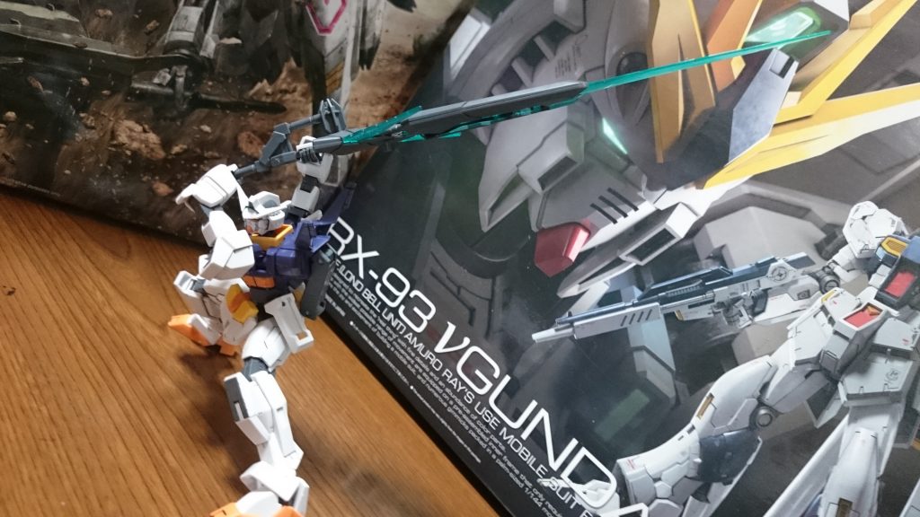 長い長い長い!(汗)
こんな長物持たせてもしっかり立てるAGE-1の優秀な関節よ