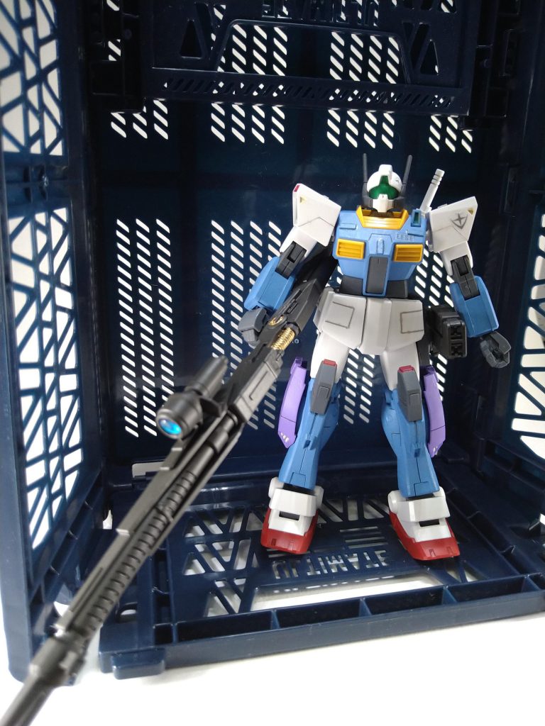 ビームスマートガン装備。腰の左側パーツはエネルギー供給ユニットをプラ板と市販パーツで自作。射撃時のエネルギー供給兼補助アームで、ビルドファイターズの