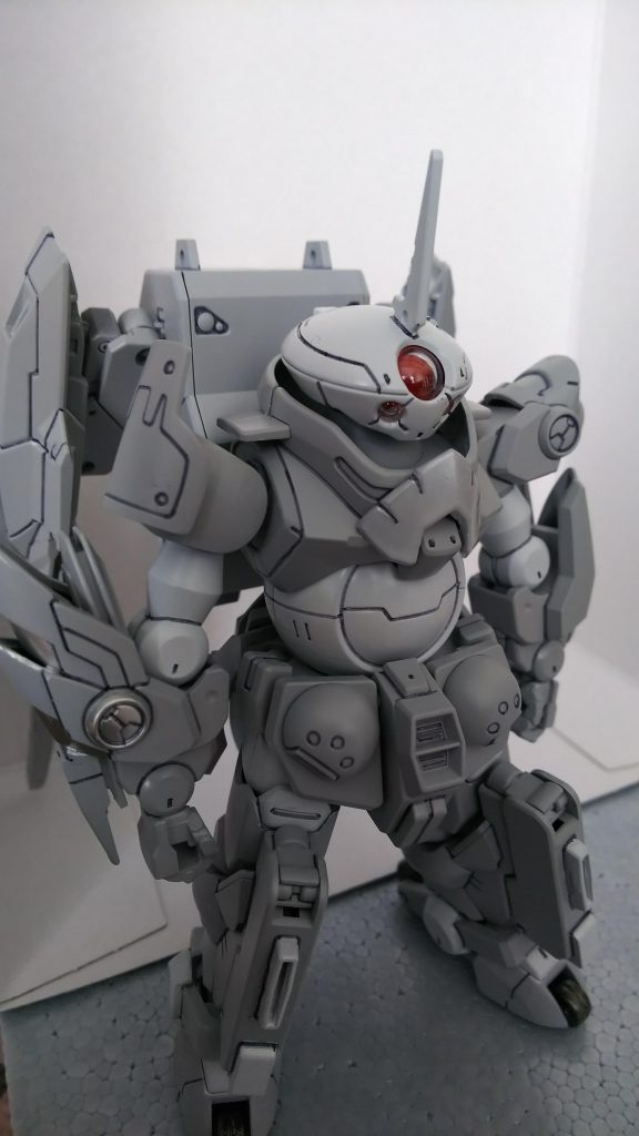 全体的にグレーでまとめています。
ほとんどサフの色と同じですw
単調にならないよう、要所に白、シルバーに色分けしています。
眼の部分は赤で強調しました。