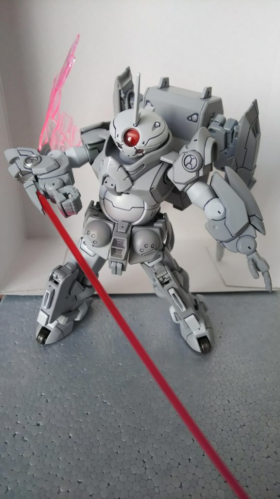 腕にはビームサーベルを内臓しています。