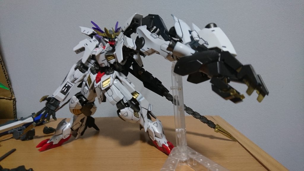 お気に入りの大型左腕。
ルプスレクスの特徴=爪を更に際ただせようと考え、バンシィのクローを移植。
そのままだとルプスレクスのイメージと合わなかったので、レギンレイズ・ジュリアのパーツをモリモリして鉄血っぽいイメージに。
デカすぎてこれはミスったか?と思ったが、武器なしも迫力が出せて良い塩梅に。