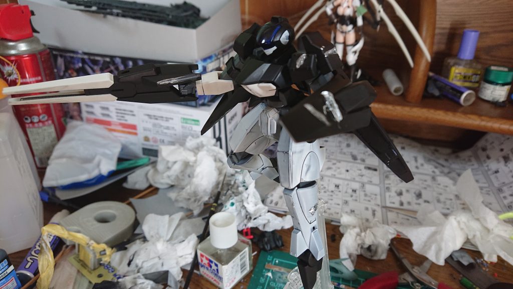 機体の左半身にダメージが集中しています。「右腕があれば戦える」とあえて左半身で攻撃を受けて最小限のダメージに抑えながら肉薄するインファイターのイメージです。