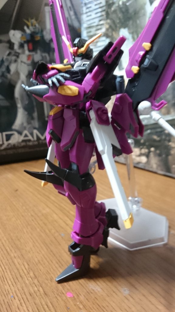 ・ガンダムラヴファントム
ラヴファントムはつま先立ちさせることで、足がスラッと伸びて、まるでマギーさんのように足を長く見せることが出来るっス!正直これめちゃんこ好きでうちのラヴファントムはつま先立ちがデフォっス。
つま先立ち+腕組み+ローアングルでホントにそれっぽくなるっス
