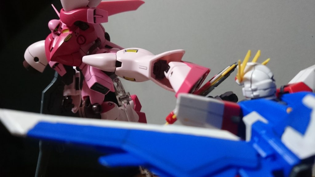 頭部のパーツを付け替えることで、ファンが作った4話ver.を再現っス!