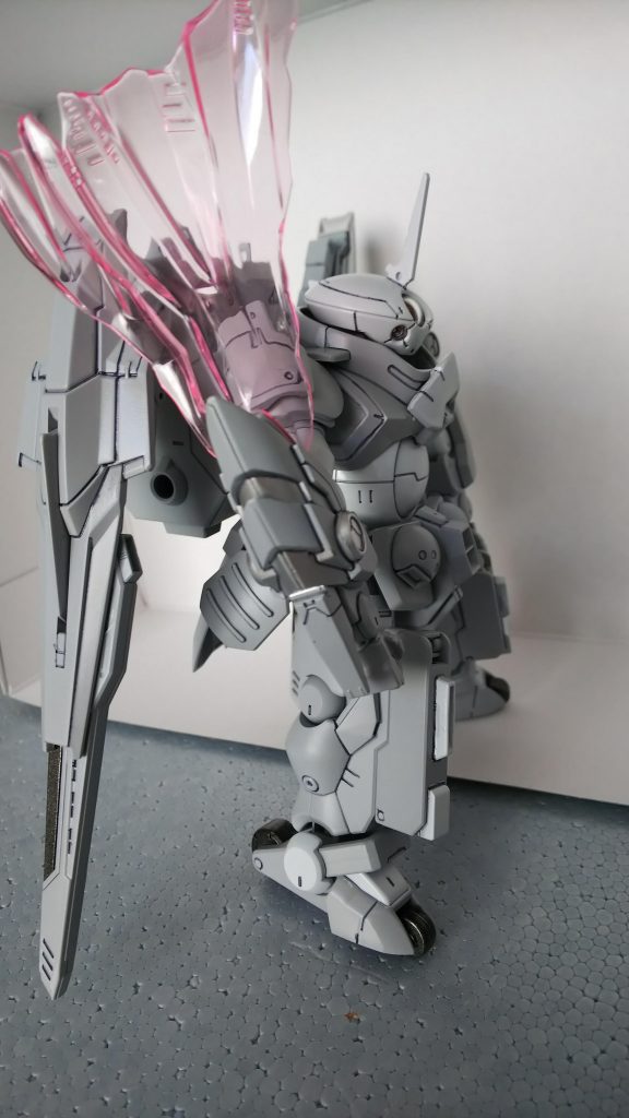 元々のシールドは腰に固定したため、防御兵装はフェニーチェのビームマントを流用しました。