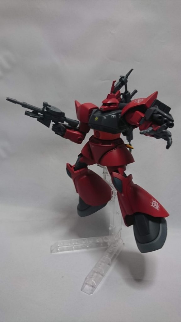 カラーリングは悩みましたがサイコ・ザクのカラーリングを参考に赤メインで塗装してみました