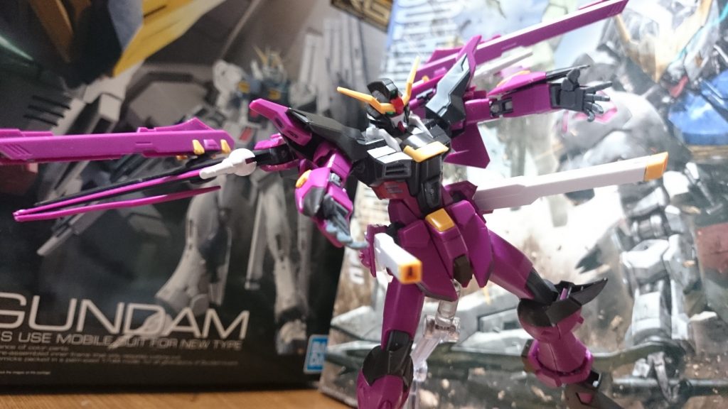 ノワールストライカー+本体の固定武装でフルバースト!
広げた腕は抱擁をイメージ……こんな怖い抱擁はないっスね