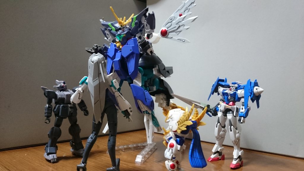 ・余った人たち、及びその他手短にあったガンプラたちとサイズ比較ウォドムポッドが下半身を担ってるだけあって、さすがに大きいっスね。……ただ、不安定な箇所がイージスナイト付近に集中してるっス…。ただでさえ肩パーツの外れやすい背中パーツや、イージスナイトの胸パーツはかなりぐらつくっス。またスタンドとの接続は下半身のウォドムポッドのスタンド用3mm穴を使うので、画像のようにキット付属のランナーレススタンドが使い勝手良いっス