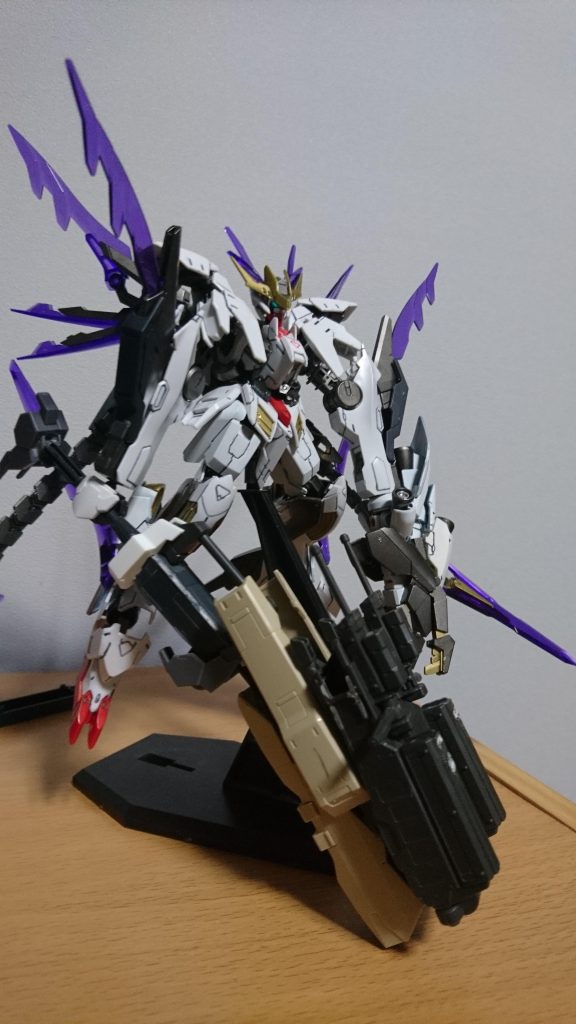 変形武器、ハンマーレンチメイス。
レンチモード、ハンマーモードを切り替えて蛮族戦闘をする。
個人的に特に好きだったレンチメイスをベースに改造。
より蛮族っぽく戦えるよう、ハンマーモードを追加。
バルバトス・ルプスレクスのメイスのパーツを使い、柄を伸ばせるように。
作ったはいいが、盛りすぎて重くなりポーズがとれない悲しい武器。