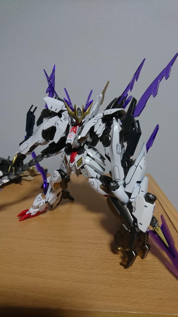 過程その4。
色を塗ってスミ入れして完成。
初の本格的なミキシングで行き当たりばったりな制作だったが、かなり楽しかった。
この制作で自分自身の好み(とにかく盛り)が見えてきたので、次のミキシングはそれを踏まえて構想したい。
あと、ディテールアップができた方がよりニヤニヤできそうな気もするので、次回はディテール盛りの修行作をつくる予定。