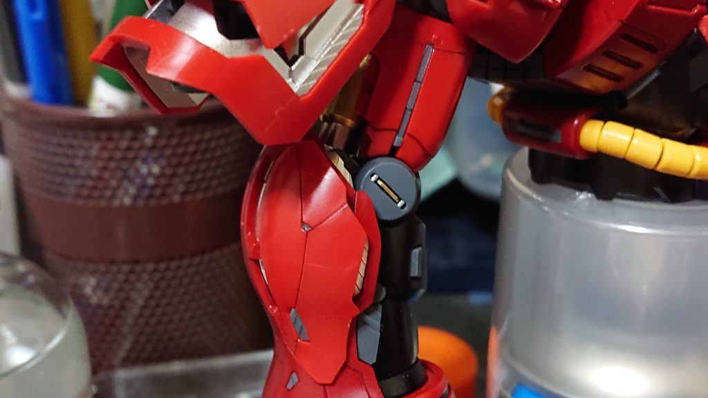 関節部分のマイナスモールドもアレンジして塗装。