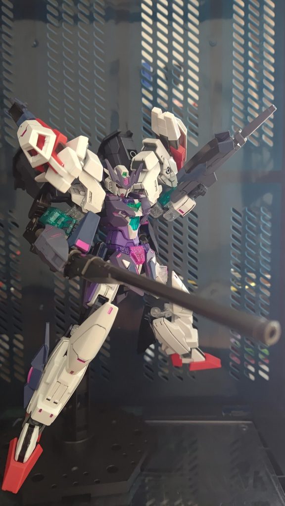 武装になります。
まずはAGEⅡバレットのツインドッズライフルに小改修し、連射、速射性を重視した武装としています。
またバックパックにはゼルトザームアームズのキャノンを装備させ、攻撃力を強化してます。名前はラムダキャノンになります。