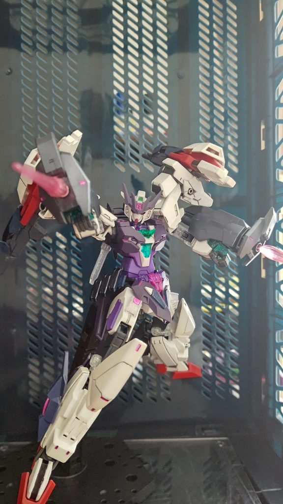 パージし、バックパックのマルチコンテナを腕に装備させ、近接モードとなります。