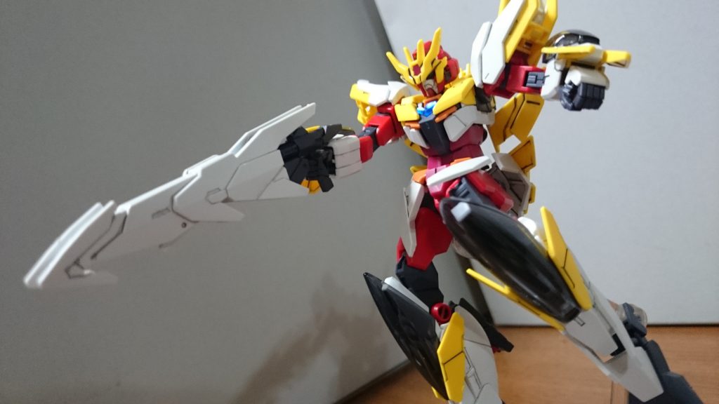 ・ビームライフルコアスプレーガンに牙のようなバレルパーツを装着したものっス。バックパックに懸架させることも出来るっス