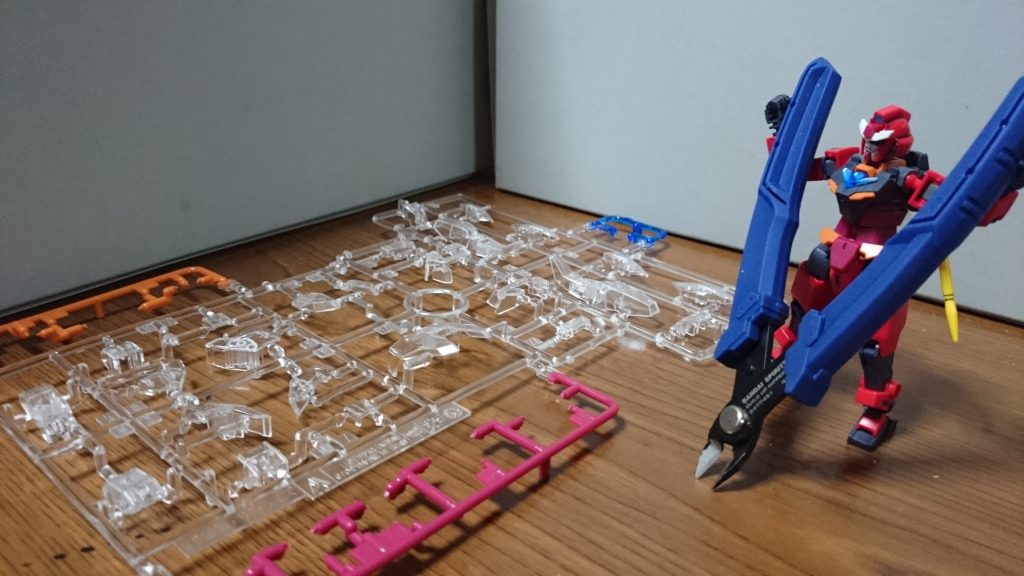 この通り無色のクリアパーツになってるっス!これは……色々とやれ、というバンダイからの挑戦状のようなモンなんスかね…?発売中のアーマーたちや、ガンダムベースで販売されているダイブ イントゥ ディメンション クリア等と入れ替えるのも面白そうっス「皆さん 僕の…」「いや」