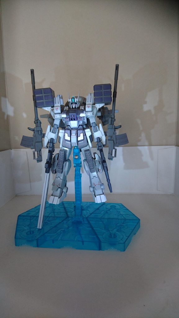 1番機プロトEz-SR MAXIMA[セイレーン]
メイン機体で2番機、3番機を統括する
基本動力としてNジャマーキャンセラー搭載核融合炉を主軸に複合型の動力機による無限蔵の出力
ロングレンジビームライフルはカリドゥス複相ビーム砲、ビームライフルはビームマグナムに威力、エフェクトに変更
ミサイルポッド内は多種多様な状況に応じて必要な弾装が装着される
防御兵装として内部フレームにヴァリアブルフェイズシフト装甲、表面にビーム撹乱幕を採用
バックパックは異常な出力からくるブーストによりありとあらゆるスピードに対応可能
唯一の弱点として余りのスペックにサーバーがダウンする為、運営公認のスーパーサーバー内でしか活動出来ないこと