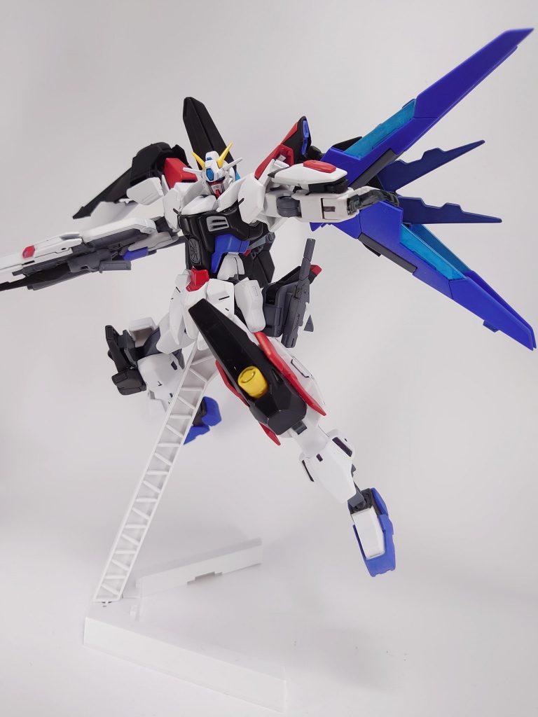 ハイマットモード
アシンメトリーで翼のあるフェニーチェを参考にしました。
翼の大体部はスクランブルガンダムのパーツを使用しています。可動翼としてライフルビットをここに装備しました。