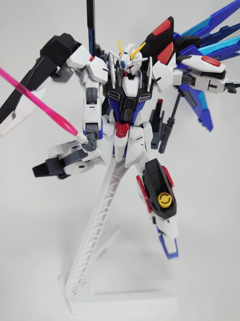 左腕のビームシールド発生装置
ストフリのやつをそのまま流用
裏側にビームサーベルを一本
これは緊急時用で滅多に使う事は無い
(乙女座のフラッグファイターに遭遇しない限り‥‥‥)