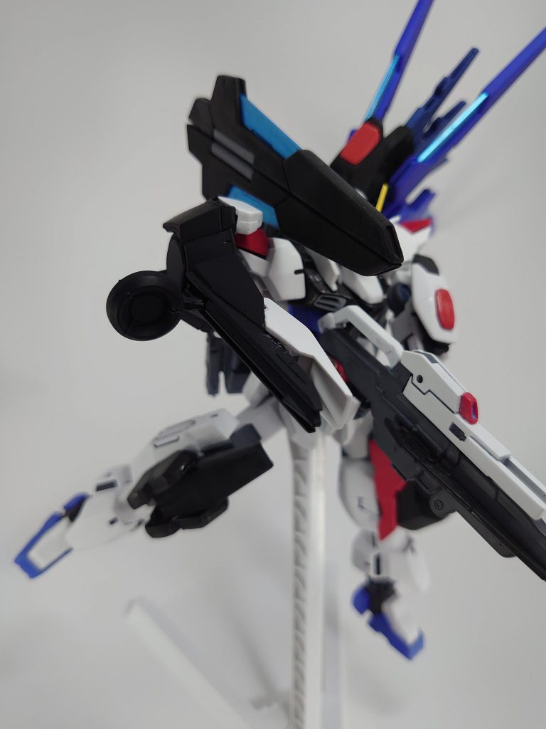 今回の目玉装備!?
右肩のセンサーライフル
ノーネイムライフルをパーツを外しパーツを付けたものです。
頭部のセンサーと同時に使用する事で超精密射撃が可能になる