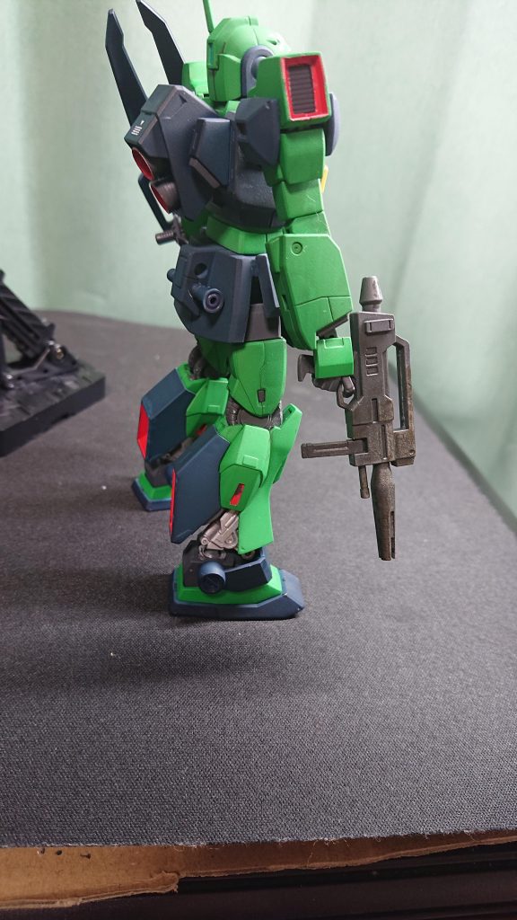足首部分の露出しているムーバブルフレームは銀色で塗装してみました。ちょっとしたアクセントになってよかったと思ってます~。
