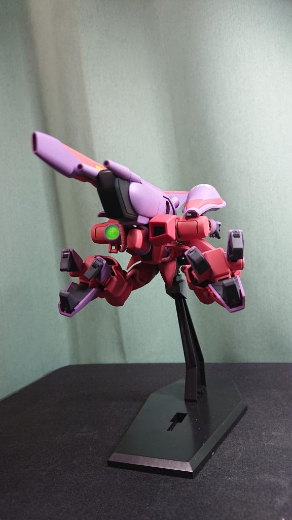 たくさん作って並べたくなります。スタンドは付属しています。