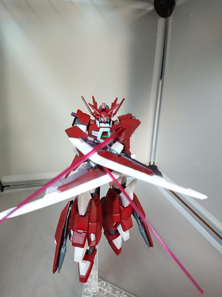 レイザーは腰に装備全バードを飛ばしフェイクをかけてその隙を狙い仕留める