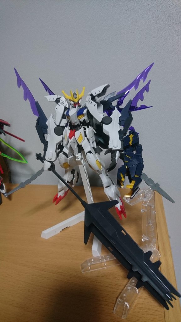 過程その2。
レギンレイズ・ジュリアとバンシィで盛り。
何となくのボリュームは満足したが、下半身の変化のなさが気になり、さらに盛り。