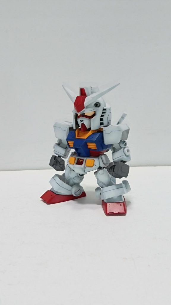 はじめにエアブラシでパーツのエッジに成型色より一段暗い色でシャドーを吹き、ネオピコラインという水性ペンでスミ入れ。 
その後ハイライトを入れる要領で成型色に近い色を吹いてます。