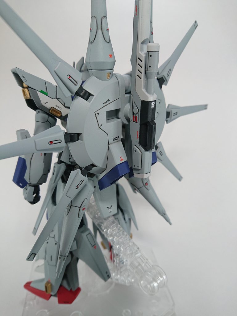 背面ノーマル形態はレジェンドパック装備です。形状変更はほぼありません。ディテールアップ、スジボリの加工のみです。分かりにくいですが腰部背面に突撃ビーム機動砲が2機装備されています。
+