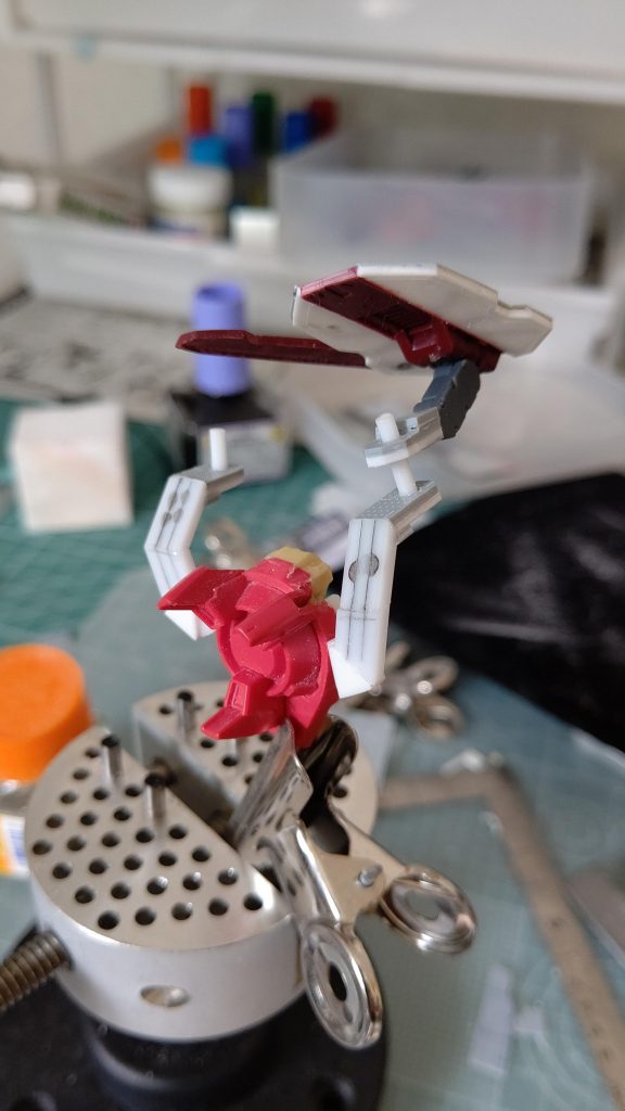 ｱｰﾑ部は2mmのﾌﾟﾗ角棒で切った貼ったで作ってます。