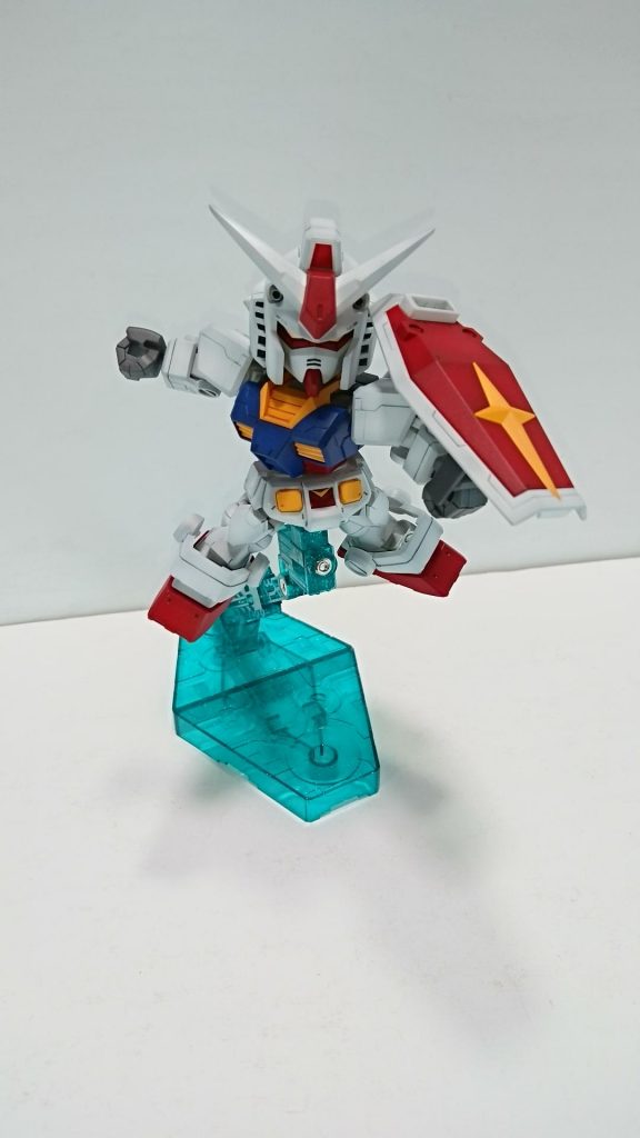 手足のフレームは未塗装。

本体もほぼ成型色なので色ハゲを気にせず動かせます。